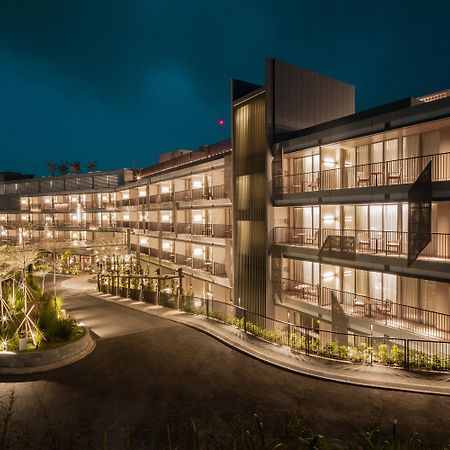 The Botanica Sanctuary Hotel Puncak Buitenkant foto The hotel at night