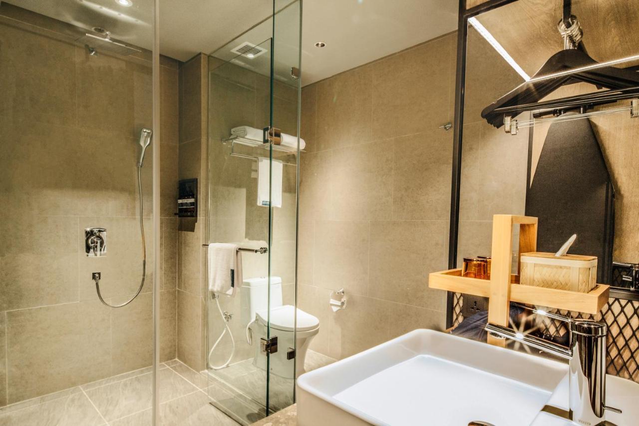 The Botanica Sanctuary Hotel Puncak Buitenkant foto A bathroom in a hotel