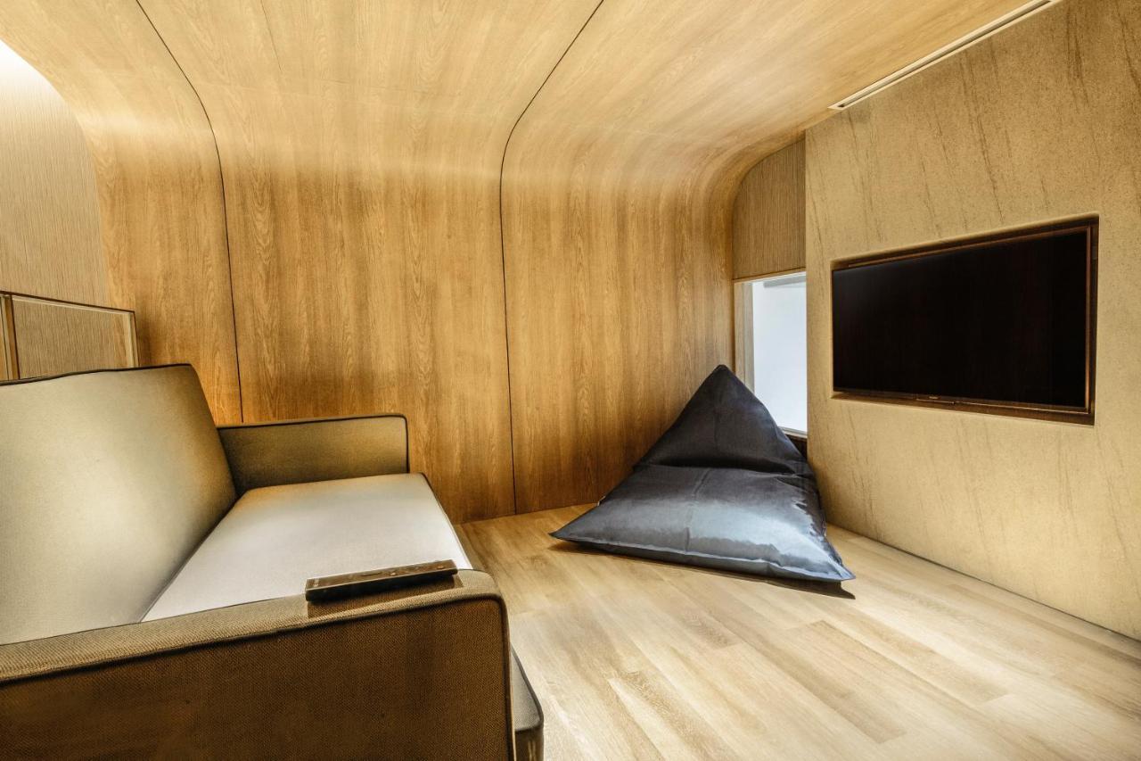 The Botanica Sanctuary Hotel Puncak Buitenkant foto Interior of a capsule hotel