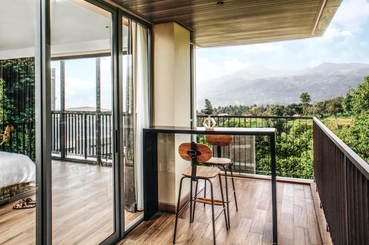 The Botanica Sanctuary Hotel Puncak Buitenkant foto A balcony