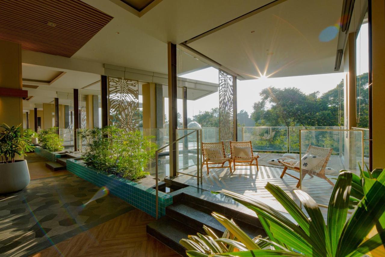 The Botanica Sanctuary Hotel Puncak Buitenkant foto The interior of the hotel