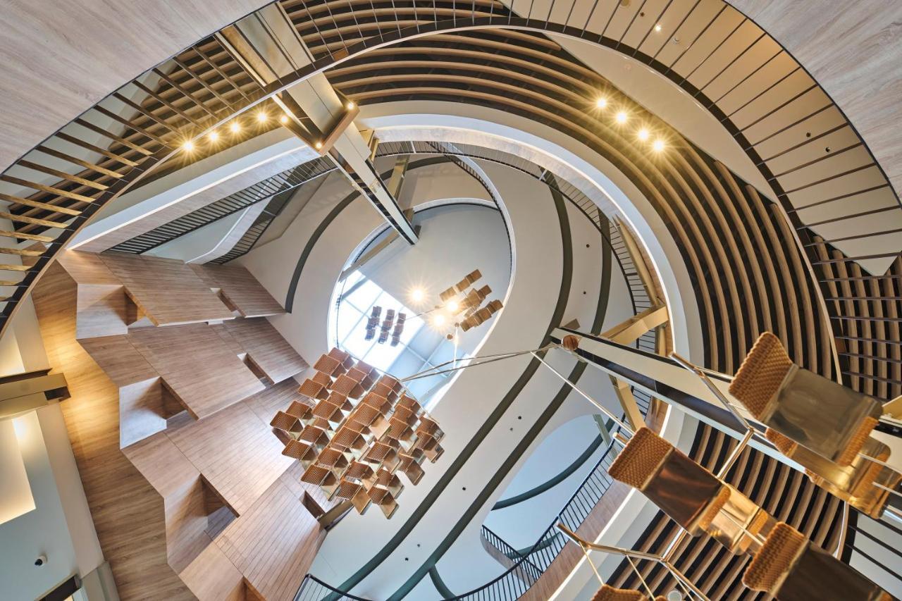 The Botanica Sanctuary Hotel Puncak Buitenkant foto The staircase