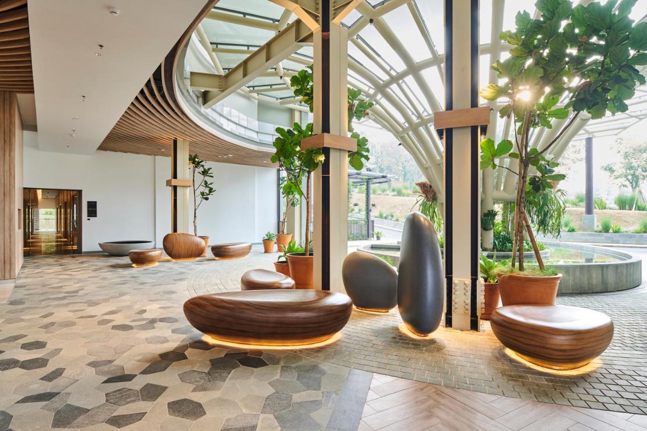 The Botanica Sanctuary Hotel Puncak Buitenkant foto The lobby of the hotel