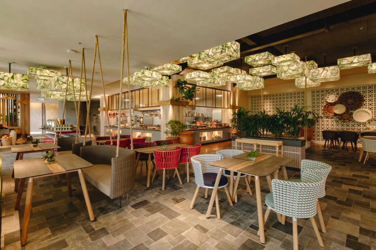 The Botanica Sanctuary Hotel Puncak Buitenkant foto The interior of the restaurant