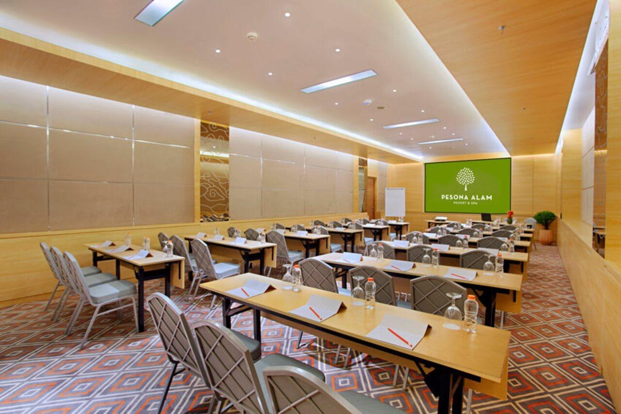 The Botanica Sanctuary Hotel Puncak Buitenkant foto Meeting room