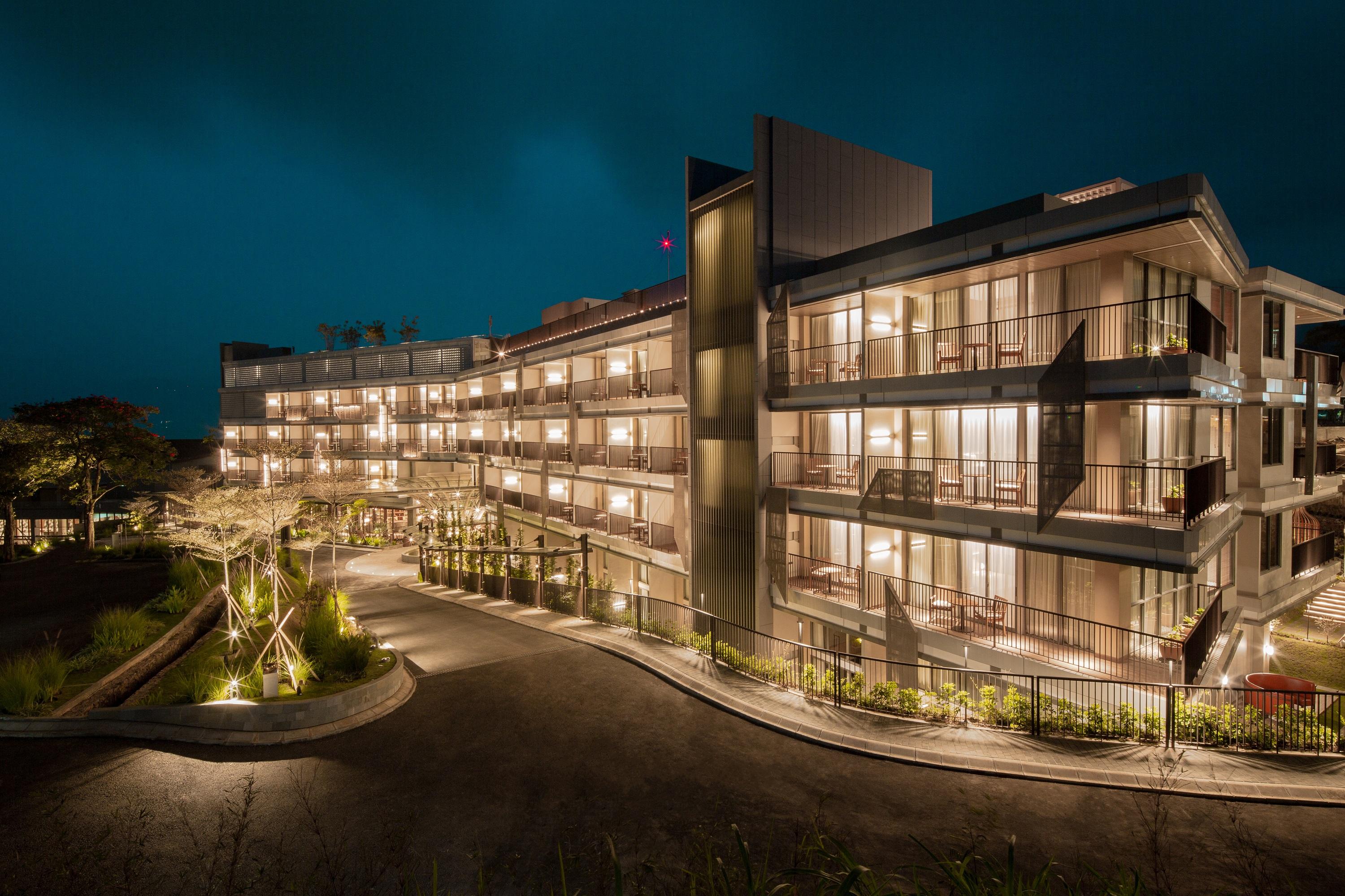 The Botanica Sanctuary Hotel Puncak Buitenkant foto The hotel at night