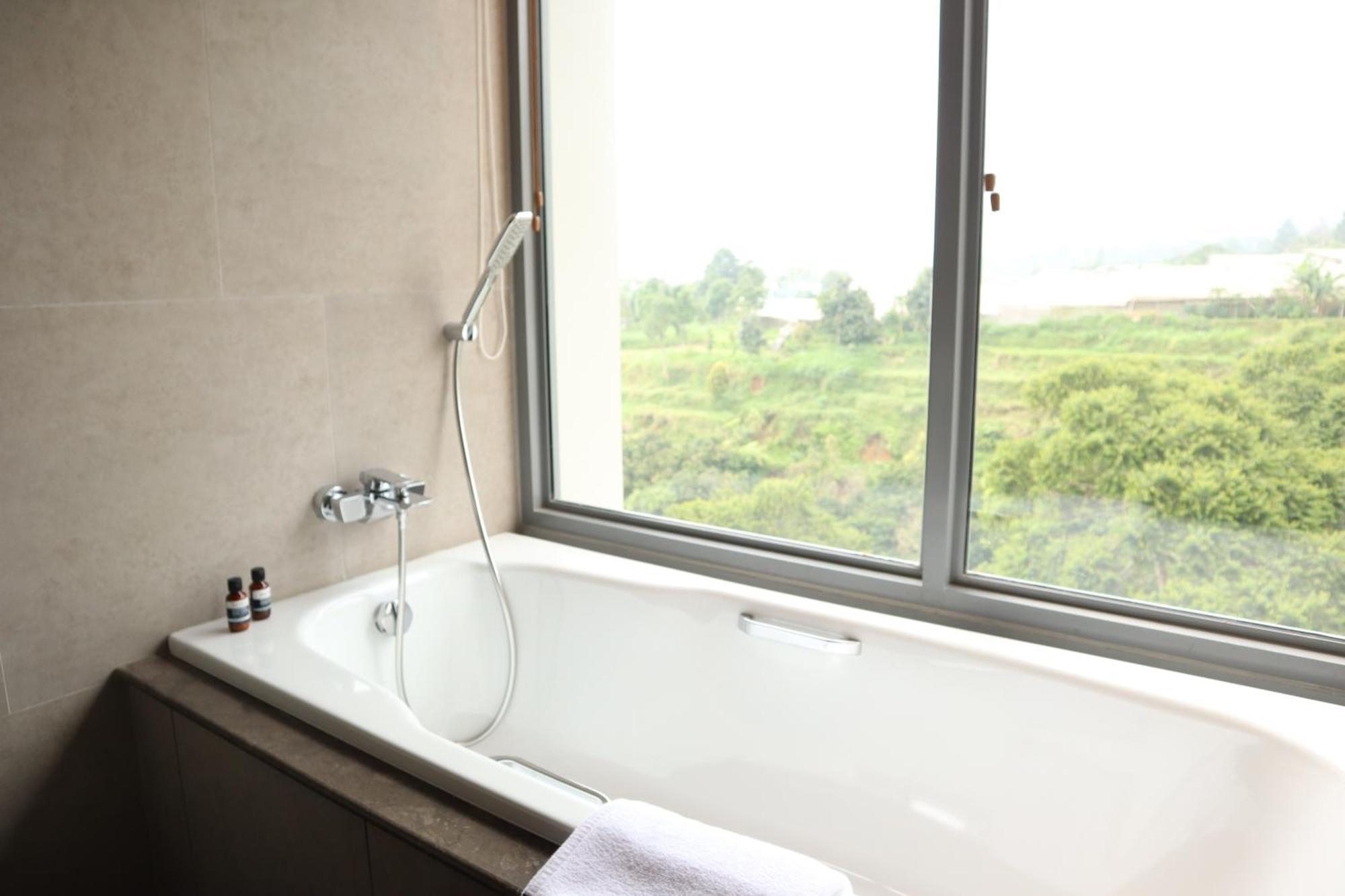 The Botanica Sanctuary Hotel Puncak Kamer foto A bathtub