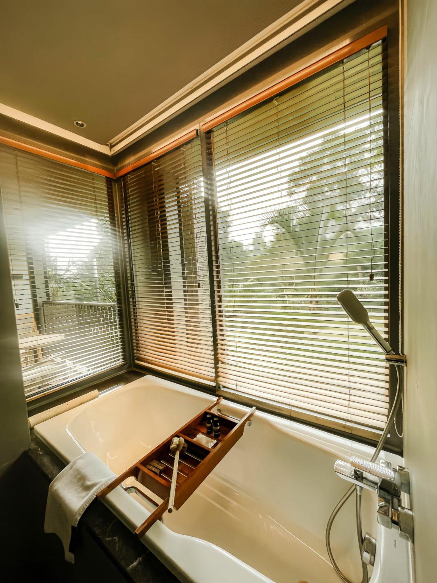 The Botanica Sanctuary Hotel Puncak Kamer foto Venetian blinds