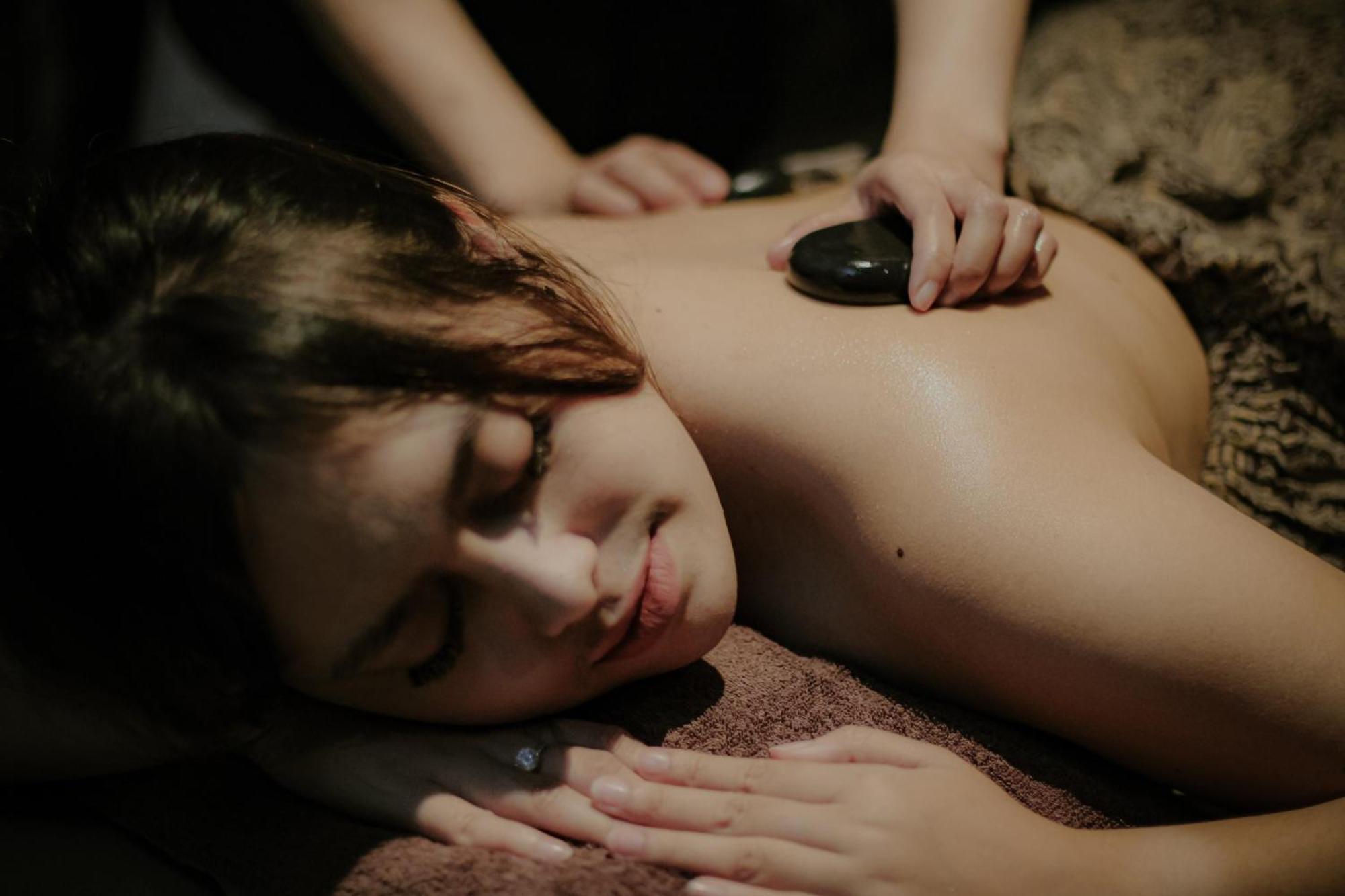 The Botanica Sanctuary Hotel Puncak Buitenkant foto Hot stone massage