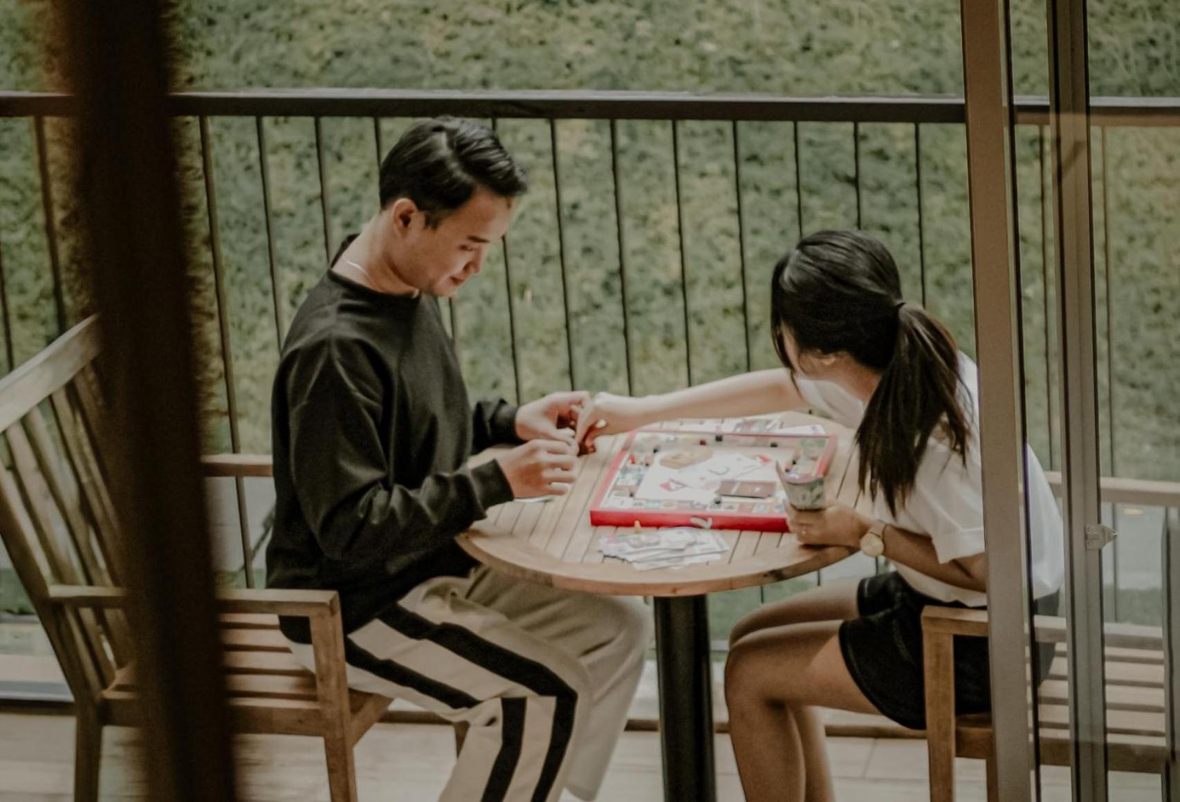 The Botanica Sanctuary Hotel Puncak Buitenkant foto Two people playing a game of Chinese chess