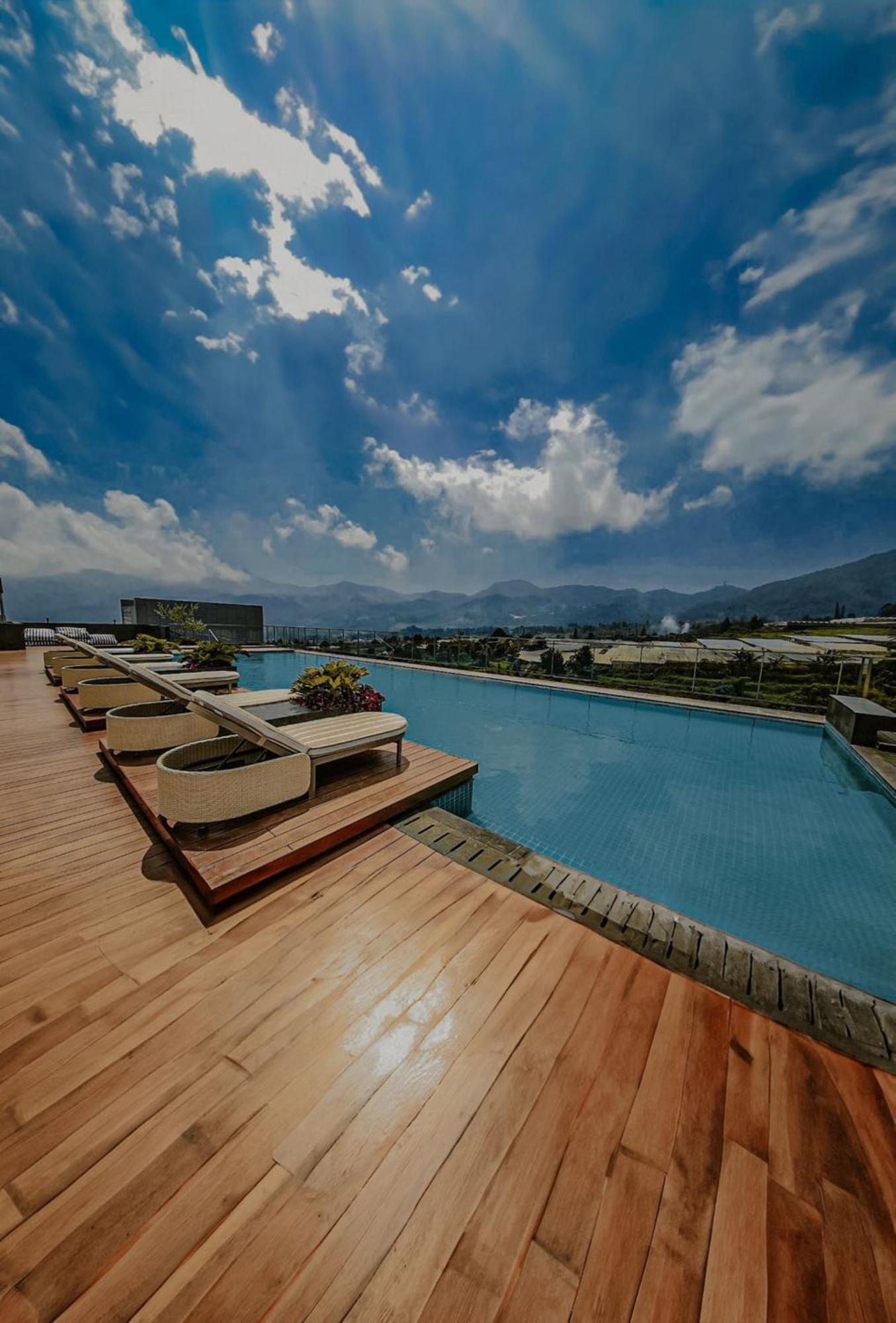 The Botanica Sanctuary Hotel Puncak Buitenkant foto Rooftop pool at the hotel
