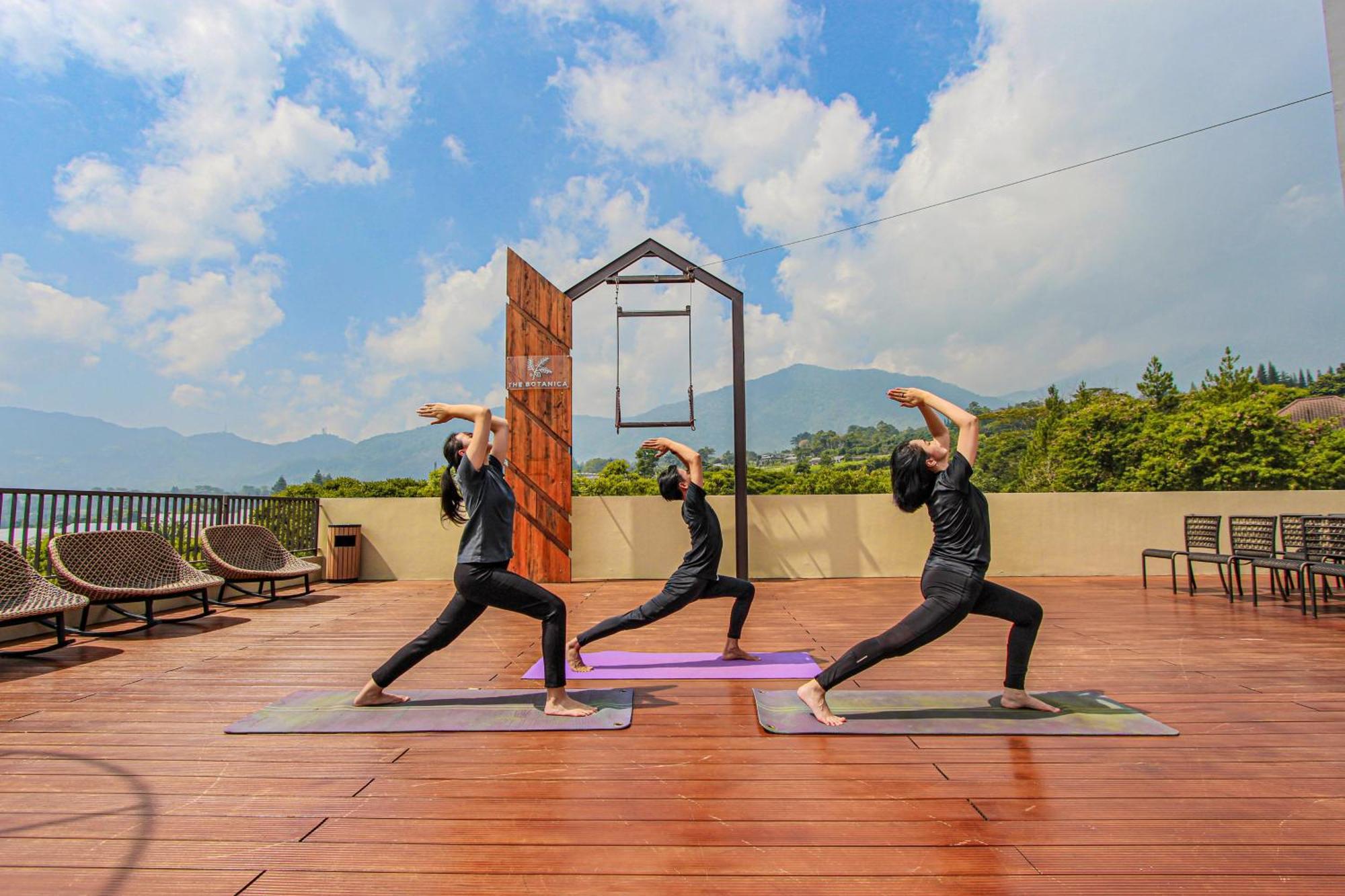The Botanica Sanctuary Hotel Puncak Buitenkant foto The Yoga Deck