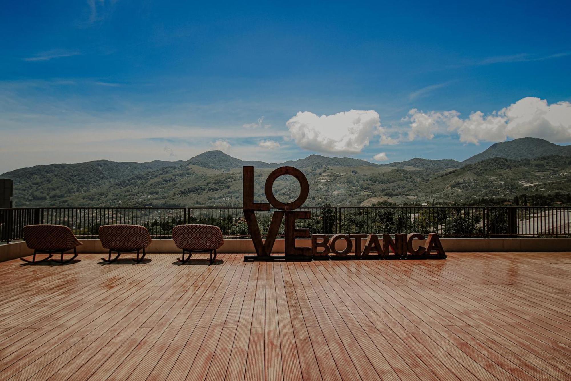 The Botanica Sanctuary Hotel Puncak Buitenkant foto View of the Sierra Madre from the 10th floor of the hotel