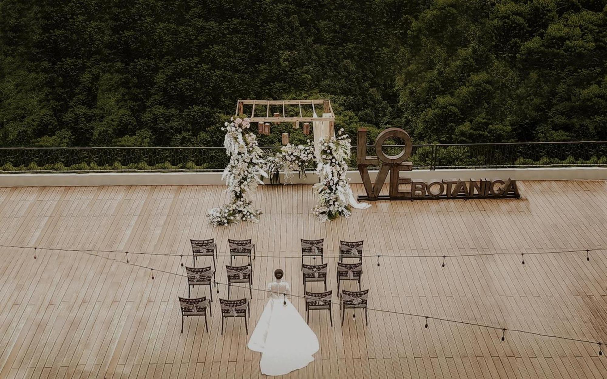 The Botanica Sanctuary Hotel Puncak Buitenkant foto Wedding ceremony at the top of the observation tower