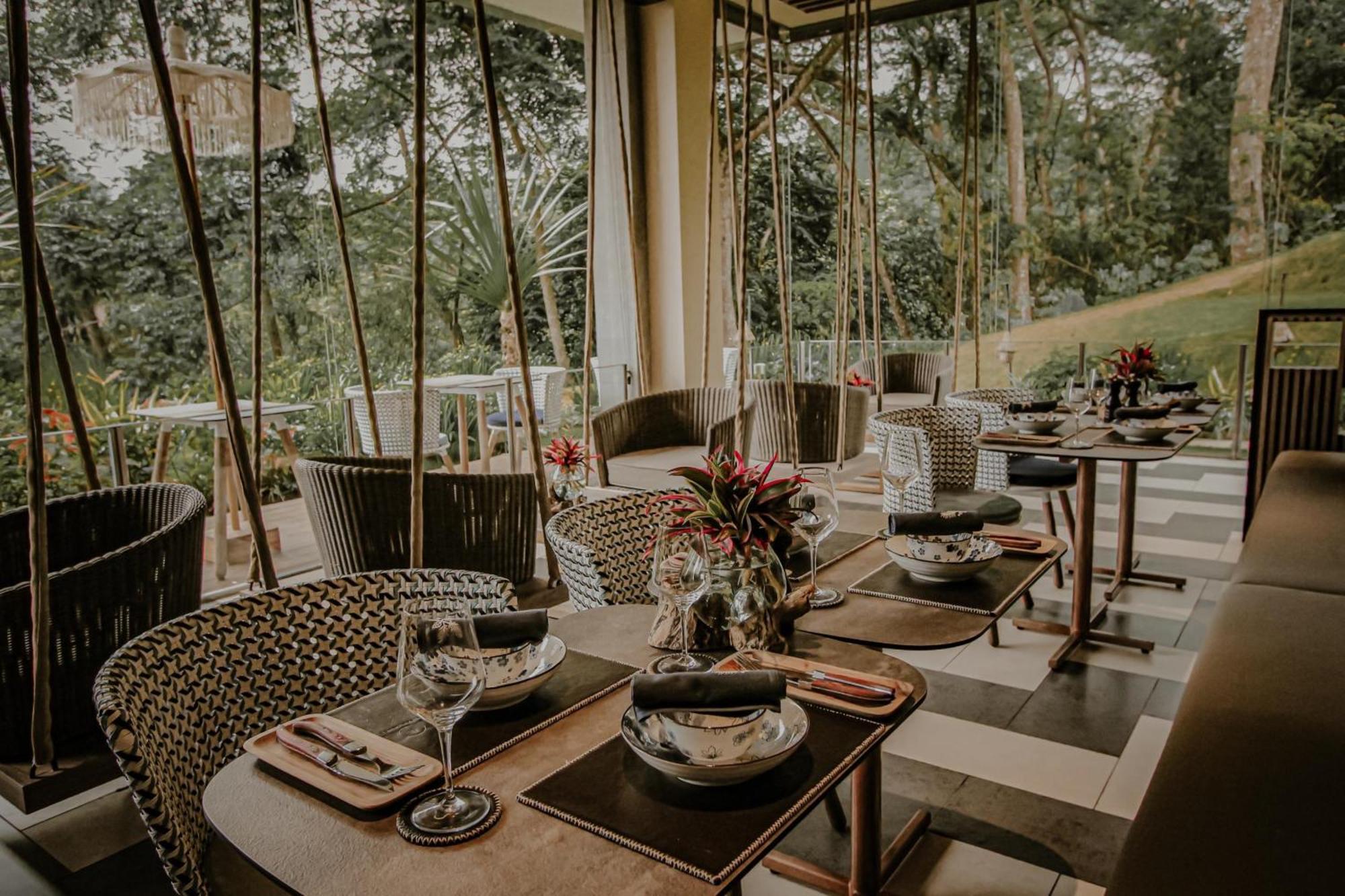 The Botanica Sanctuary Hotel Puncak Buitenkant foto The interior of the restaurant